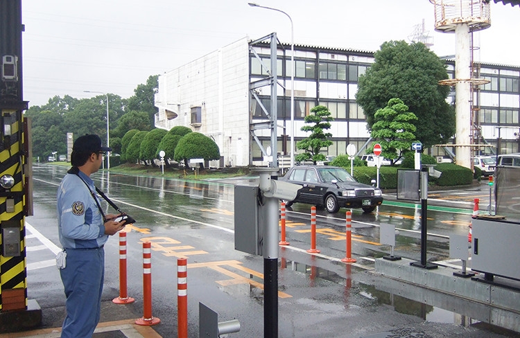 タブレットを用いた保安員の立哨の写真