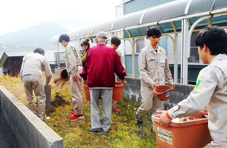 新入社員による神社清掃